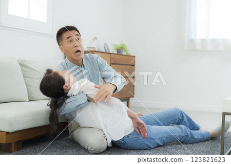 老年夫婦突然生病 老年夫婦突然生病 123821623