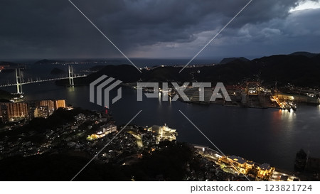 【從空中俯瞰長崎夜景】長崎女神橋和三菱長崎造船廠長崎港 123821724