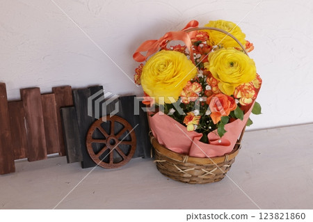 黃色毛茛花的佈置 123821860