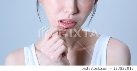 一名患有口腔炎的婦女的圖像 123822012