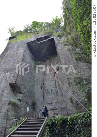 During Golden Week, when fresh greenery is in full bloom, climb Mount Nokogiri in Kyonan Town, Chiba Prefecture, and look up at the Hyakushaku Kannon Bodhisattva. 123822507