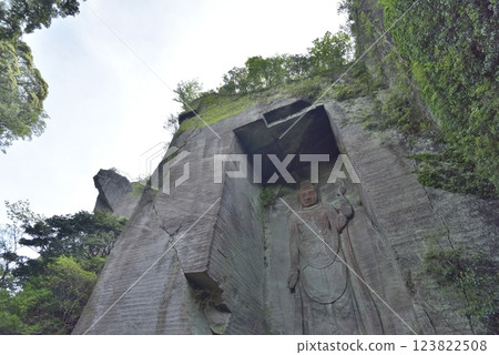Visiting Nokogiriyama Hyakushaku Kannon in Kyonan Town, Chiba Prefecture on a cloudy day during Golden Week, when fresh greenery is in full bloom 123822508