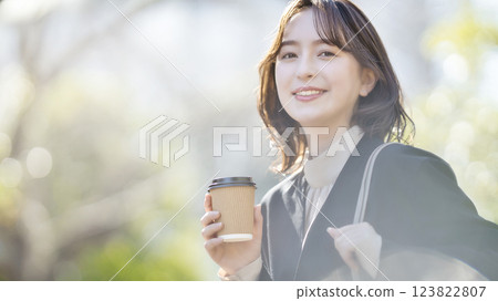 穿著西裝走的年輕女商人 123822807