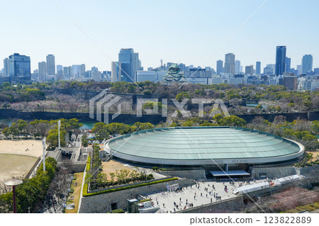 從新大谷酒店俯瞰大阪城天守閣和大阪城大廳（2025 年 3 月拍攝） 123822889