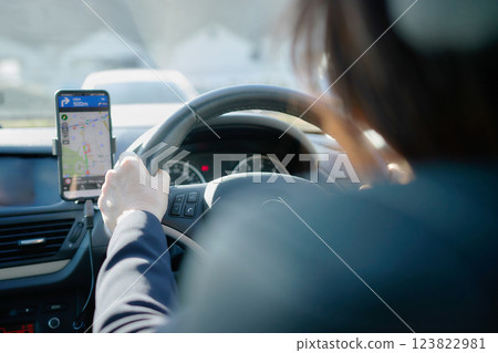 穿著西裝開的中年婦女 123822981