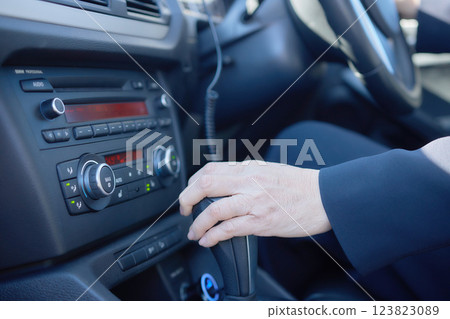 穿著西裝開的中年婦女 123823089