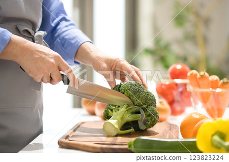 一位中年婦女切菜的手 一位中年婦女切菜的手 123823224