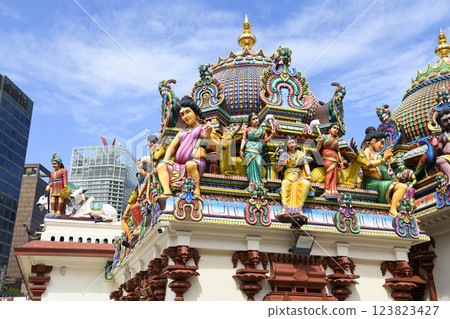 Building view of the Sri Mariamman Temple in Chinatown, Singapore, Built in 1827, it's the oldest Hindu temple in Singapore. 123823427