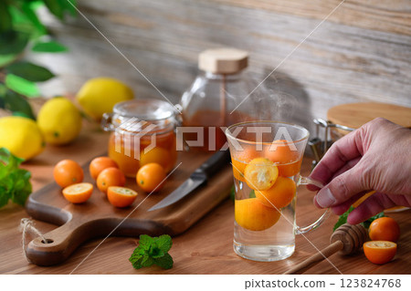 Hot kumquat compote drink (hot kumquat) 123824768