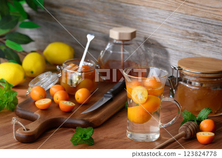 Hot kumquat compote drink (hot kumquat) 123824778