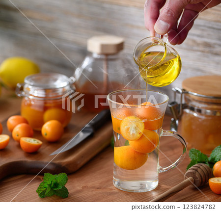 Hot kumquat compote drink (hot kumquat) 123824782