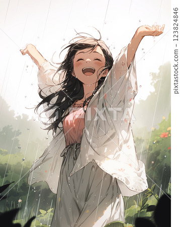 一名女子在雨中開心地張開雙臂 123824846