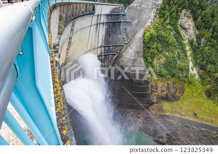 Kurobe Dam sightseeing water 123825349
