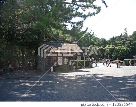 Fire Bridge at the Geku Shrine of Ise Jingu (Ise City, Mie Prefecture) Fire Bridge at the Geku Shrine of Ise Jingu (Ise City, Mie Prefecture) 123825544