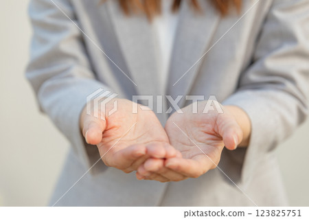 手接受某物的圖像（庫存照片） 123825751