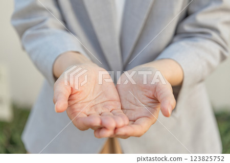 手接受某物的圖像（庫存照片） 123825752