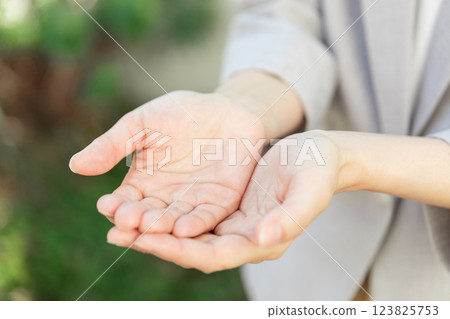 手接受某物的圖像（庫存照片） 123825753