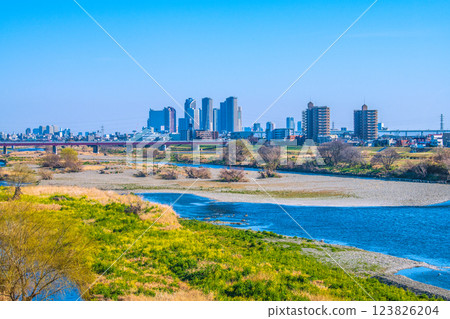 3 月 10 日，日本東京城市景觀…川崎站和武藏小杉站前的多摩川、水禽和高層公寓大樓的景色 = 令和 7 123826204
