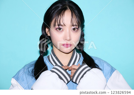 街頭時尚年輕女子的休閒肖像 123826594