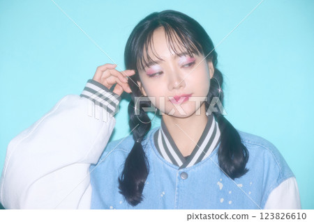 街頭時尚年輕女子的休閒肖像 街頭時尚年輕女子的休閒肖像 123826610