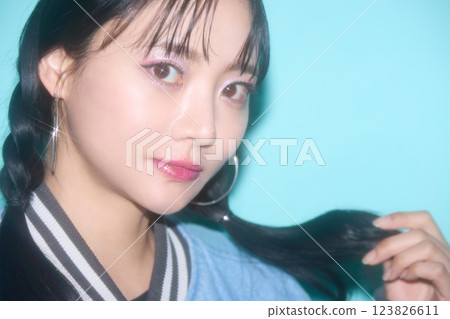 街頭時尚年輕女子的休閒肖像 街頭時尚年輕女子的休閒肖像 123826611