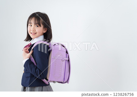 小學生背著書包 小學生背著書包 123826756