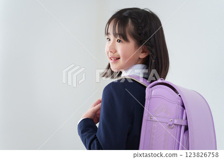 小學生背著書包 小學生背著書包 123826758