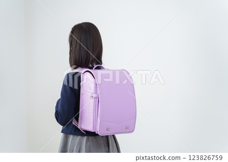 小學生背著書包 小學生背著書包 123826759