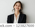 穿西裝的年輕女子 生成式 AI 模型 123827600