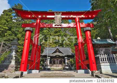 [岡本神社（聖殿）] 福井縣越前市粟田部町 123828592