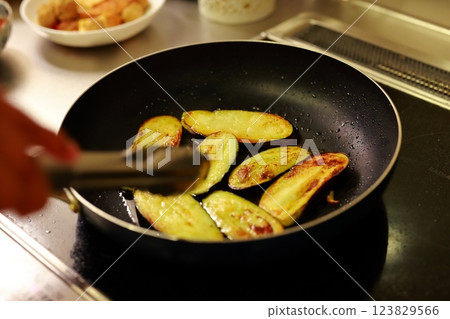 Fry the eggplant 123829566