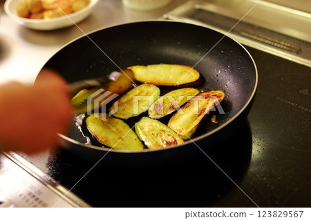 Fry the eggplant Fry the eggplant 123829567