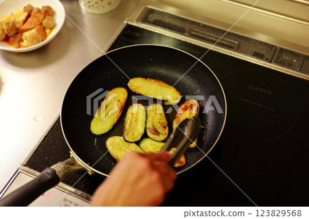 Fry the eggplant 123829568