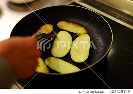 Fry the eggplant 123829569