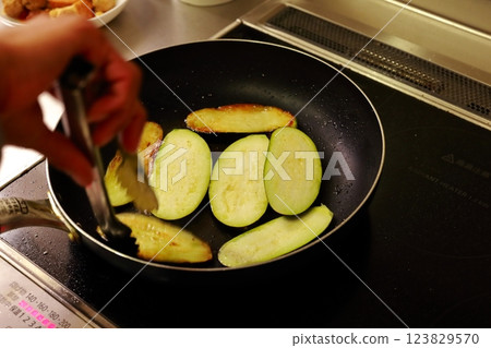 Fry the eggplant 123829570