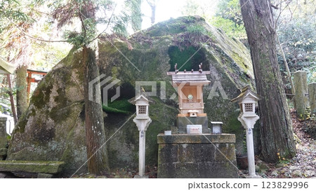 巨石和神社 123829996