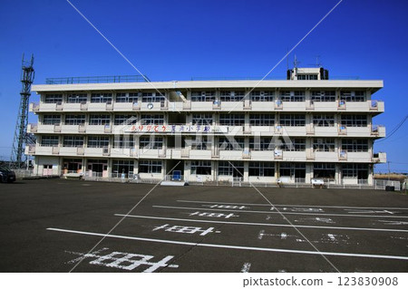 Relics from the earthquake that protected children and residents from the tsunami [Arahama Elementary School] 123830908