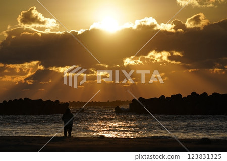 雲縫中~被朝陽照耀的夢幻海灘⑤ 雲縫中~被朝陽照耀的夢幻海灘⑤ 123831325