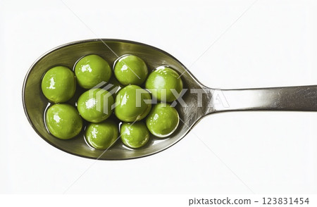 Green peas on metal spoon isolated on white background, top view 123831454