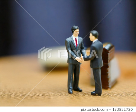 辦公室裡的微型商人 123831720