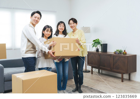 有紙箱的家庭 123835669