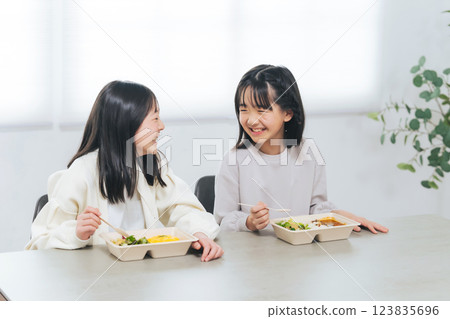Two girls eating lunch 123835696