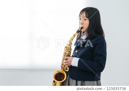 女學生演奏薩克斯風 123835736