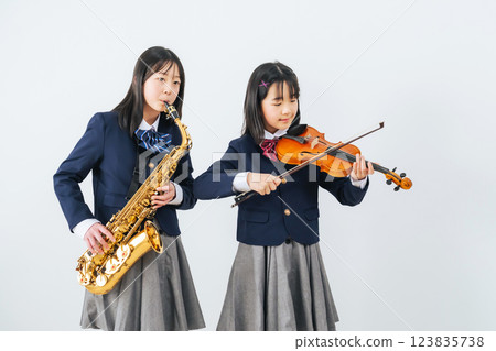 一群女學生練習薩克斯風和小提琴 123835738