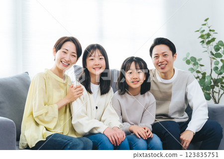 一家人女孩們微笑 一家人女孩們微笑 123835751