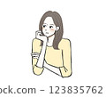 一位女士雙手托下巴思考 123835762