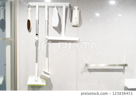 如何儲存浴室清潔用品，如刷子、海綿和清潔劑 123836451