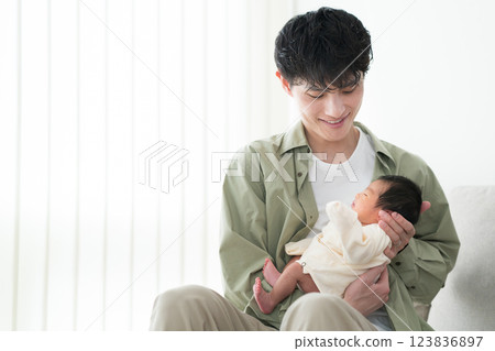 爸爸和新生兒 123836897