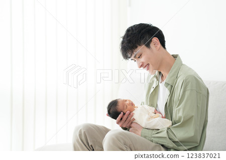 Daddy and baby newborn 123837021