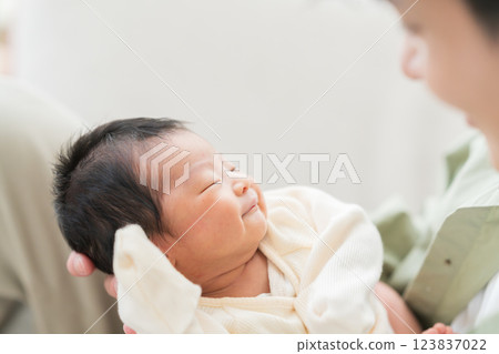 Daddy and baby newborn 123837022